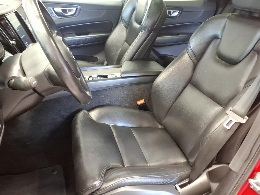 Used 2019 Volvo XC60 AWD T5 Momentum w/ Premium Package image 16