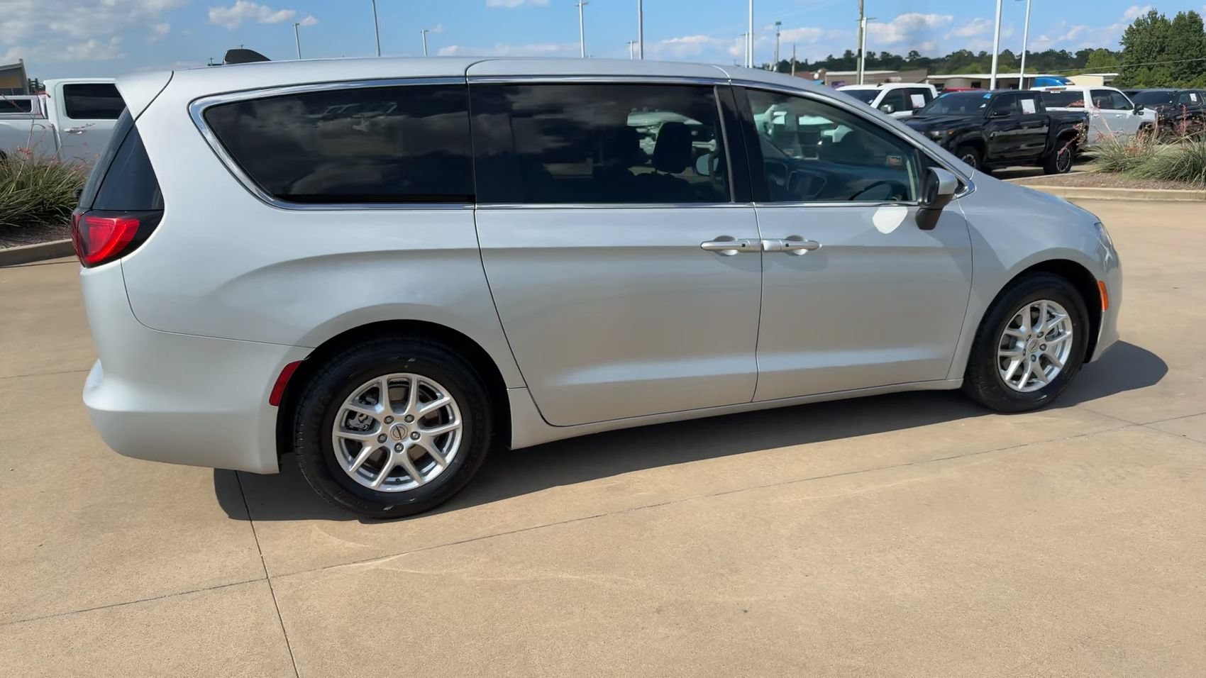 Used 2022 Chrysler Voyager LX FWD image 9