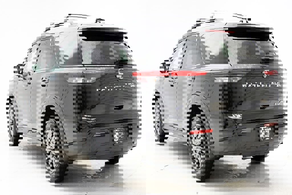 Used 2024 Nissan Pathfinder SV image 6