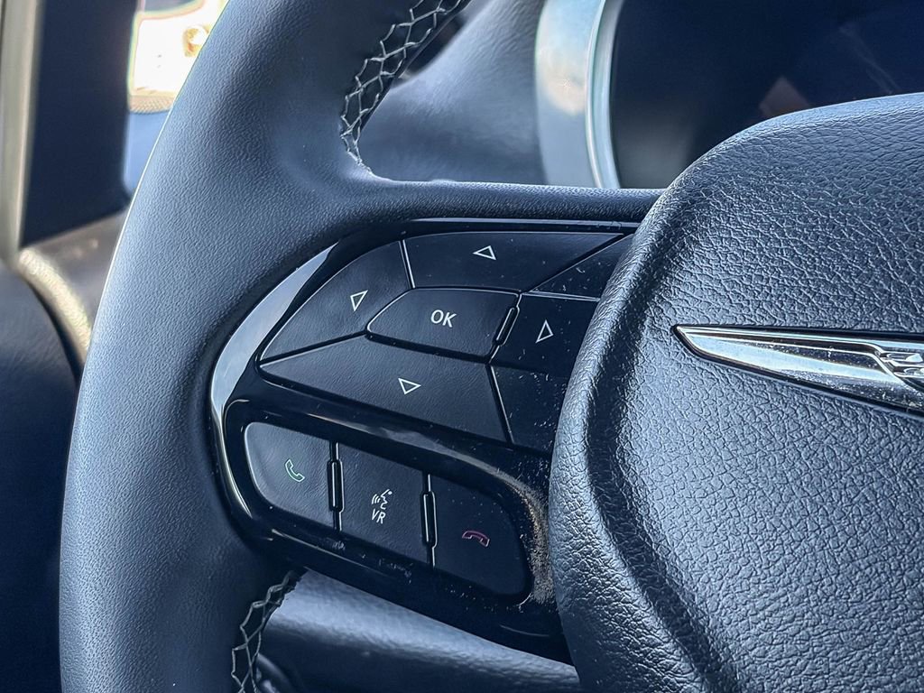 Used 2025 Chrysler Pacifica Premium image 21