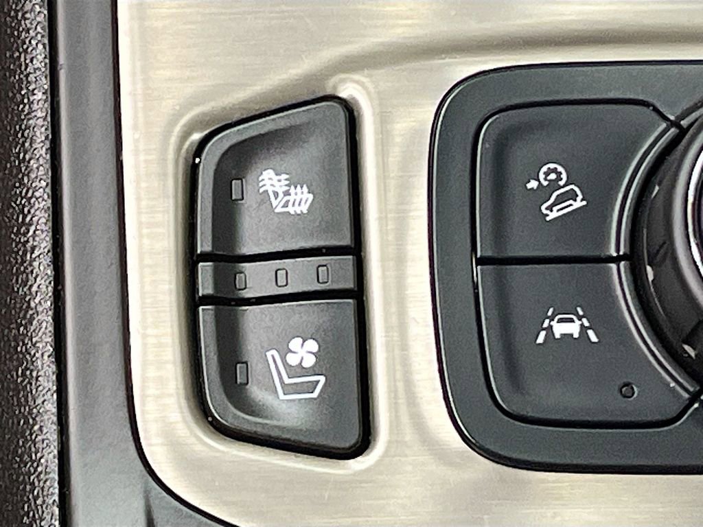 Used 2024 GMC Terrain Denali w/ Black Diamond Edition image 21