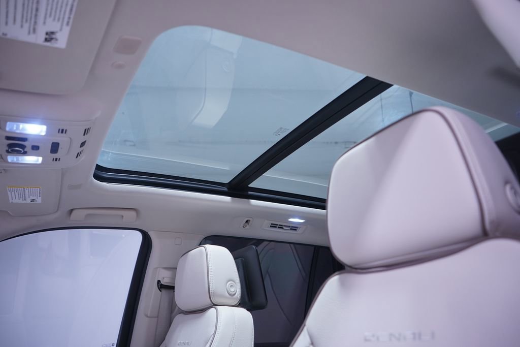 Used 2024 GMC Yukon Denali w/ Advanced Technology Package image 8
