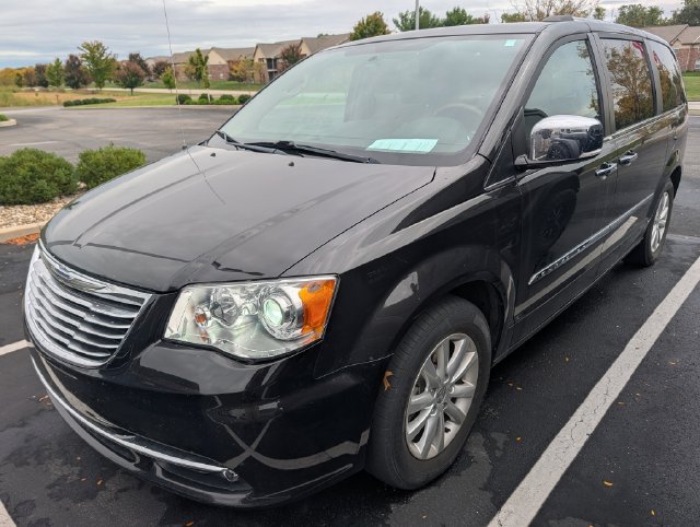 Used 2015 Chrysler Town & Country Limited Platinum FWD image 3