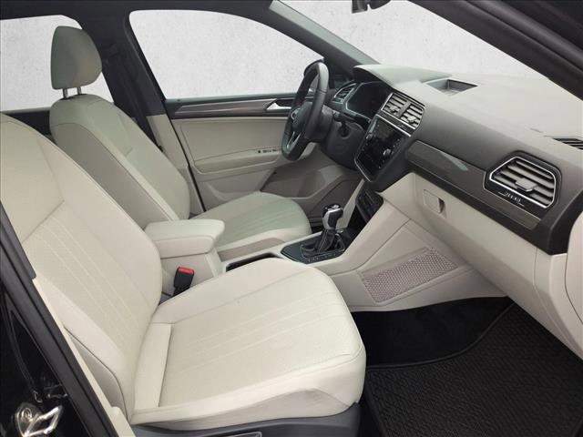 Used 2023 Volkswagen Tiguan SE R-Line image 28