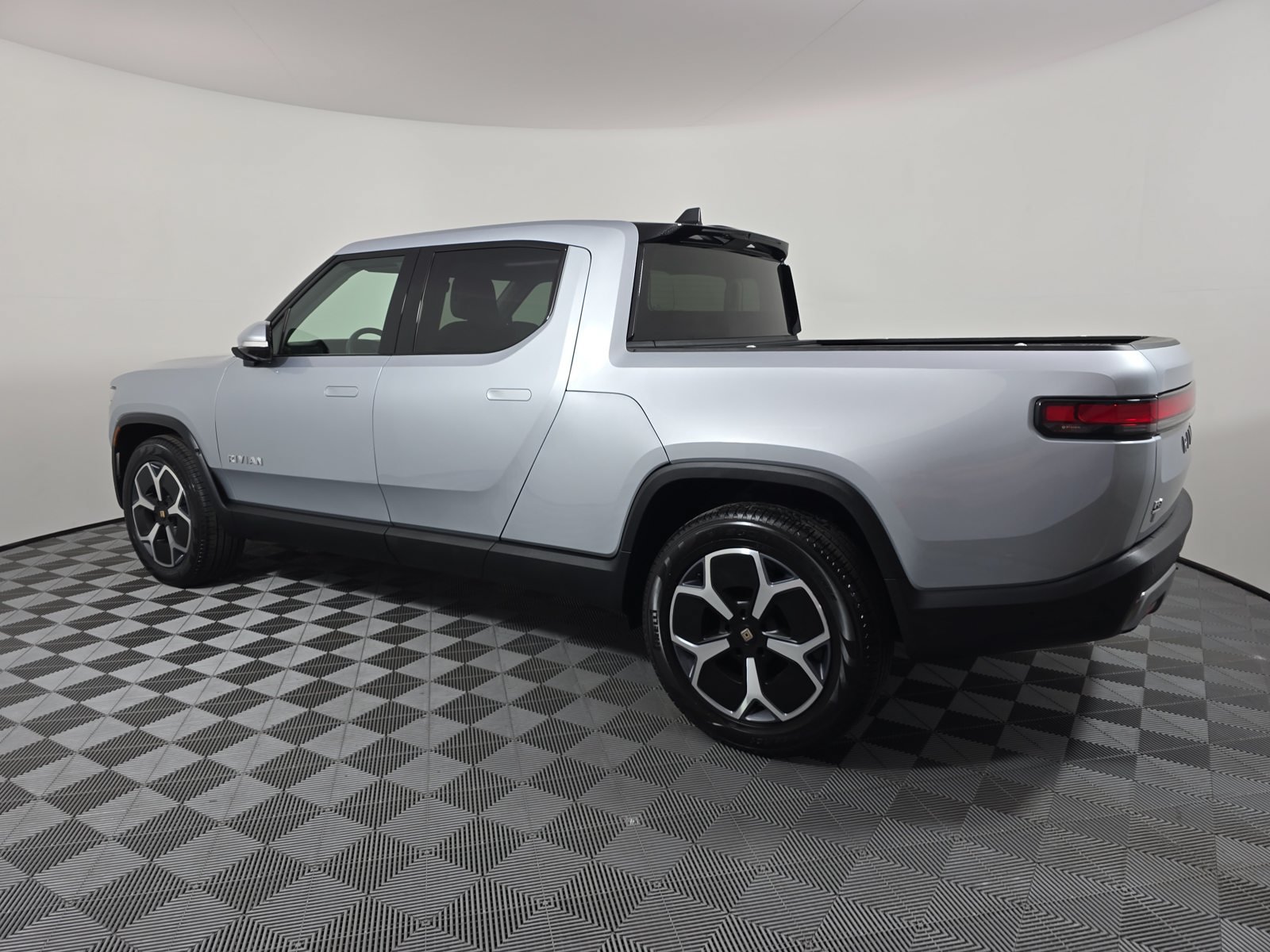 Used 2024 Rivian R1T Adventure Dual AWD/4WD image 3