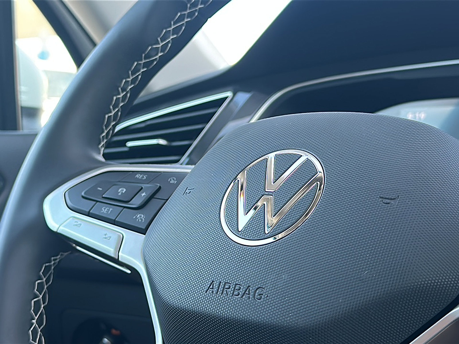 Used 2024 Volkswagen Tiguan SE w/ Panoramic Sunroof Package image 29