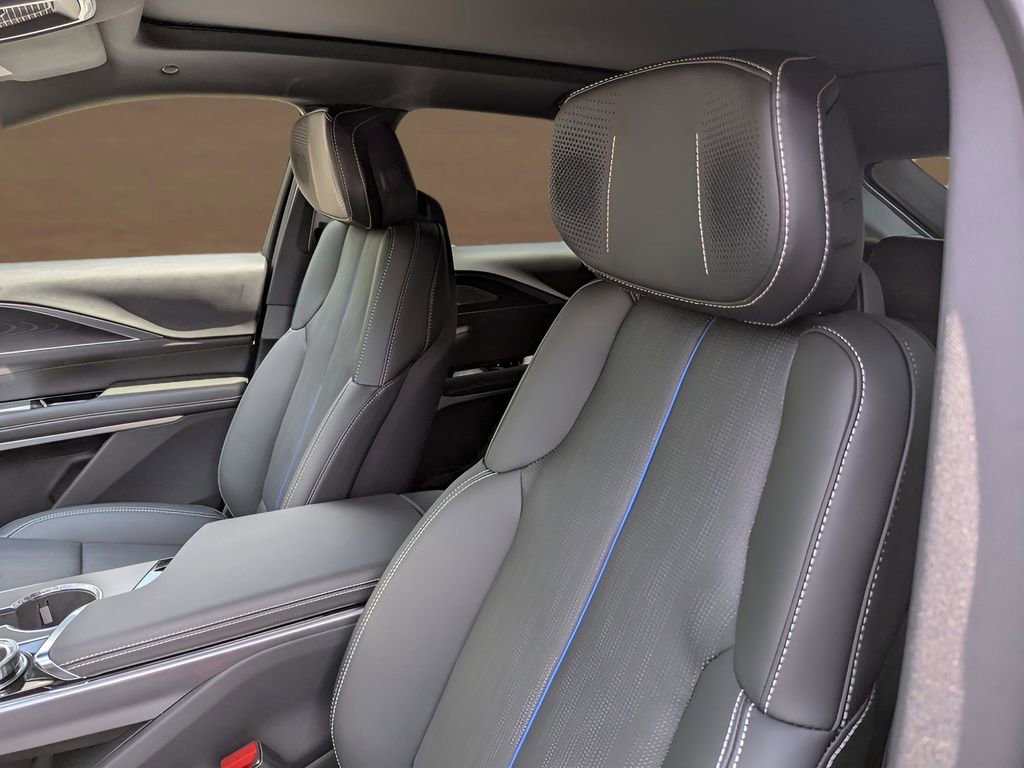 New 2025 Cadillac Lyriq Luxury image 9