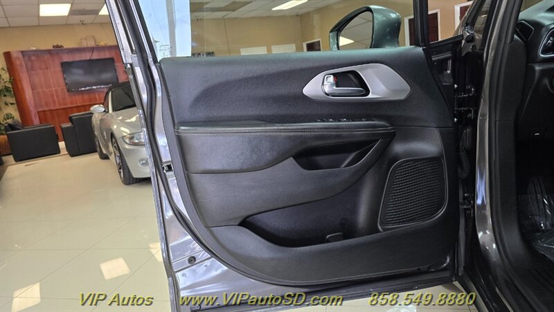Used 2019 Chrysler Pacifica Touring-L w/ S Appearance Package FWD image 13