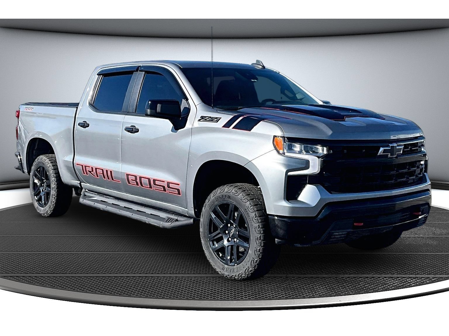 Used 2025 Chevrolet Silverado 1500 LT Trail Boss w/ Convenience Package II AWD/4WD image 2