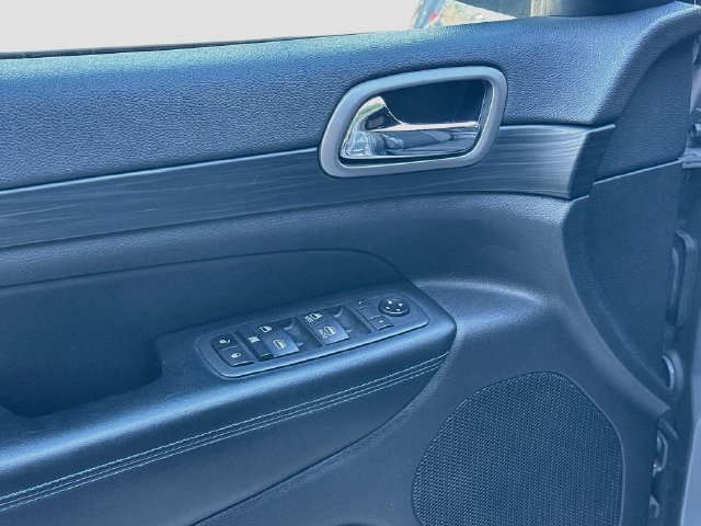 Used 2020 Jeep Grand Cherokee Laredo AWD/4WD image 17