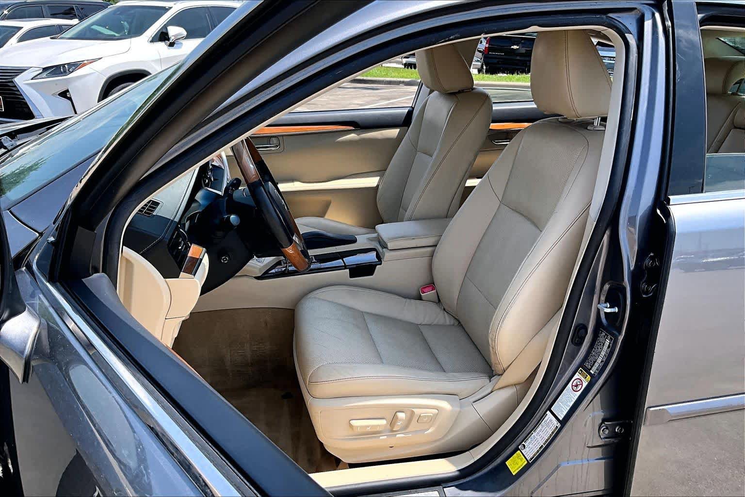 Used 2015 Lexus ES 300h w/ Navigation System Package FWD image 7
