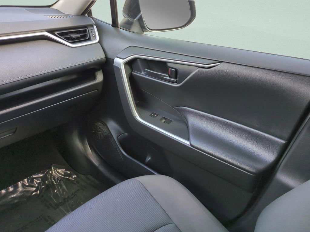 Used 2021 Toyota RAV4 LE image 16