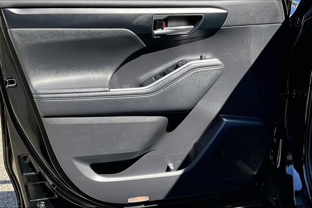 Used 2021 Toyota Highlander XLE FWD image 18