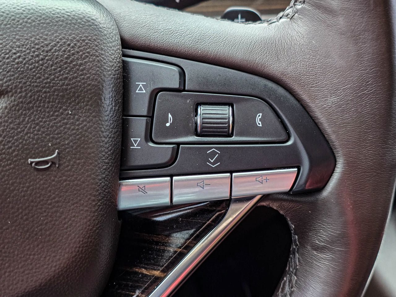 Used 2023 Cadillac Escalade ESV Sport w/ LPO, ONYX Package AWD/4WD image 28