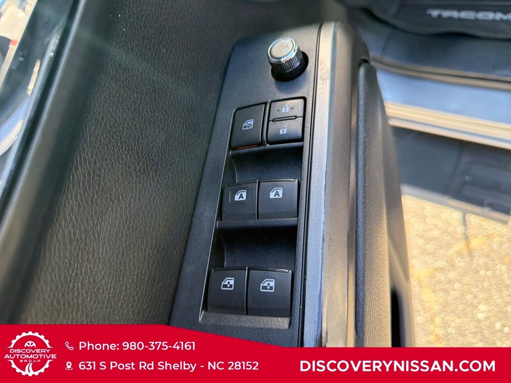 Used 2016 Toyota Tacoma TRD Sport image 12