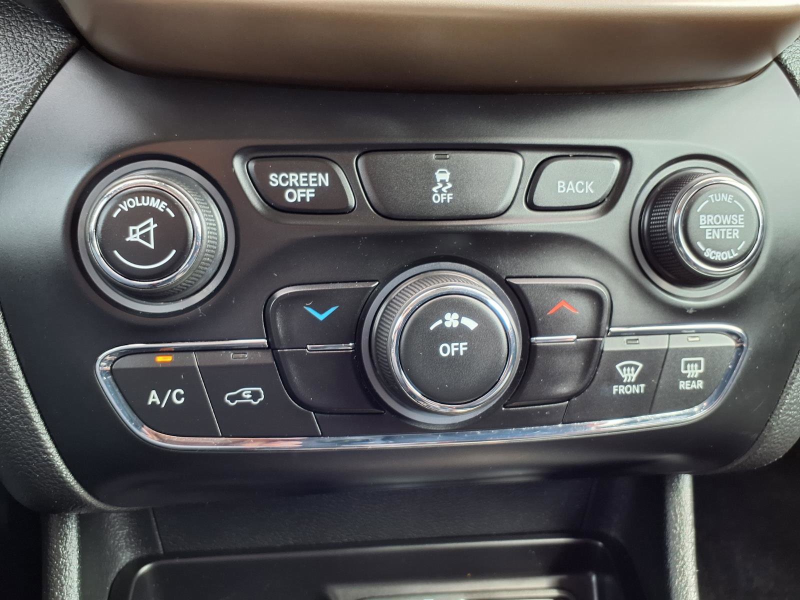 Used 2015 Jeep Cherokee Latitude FWD image 9