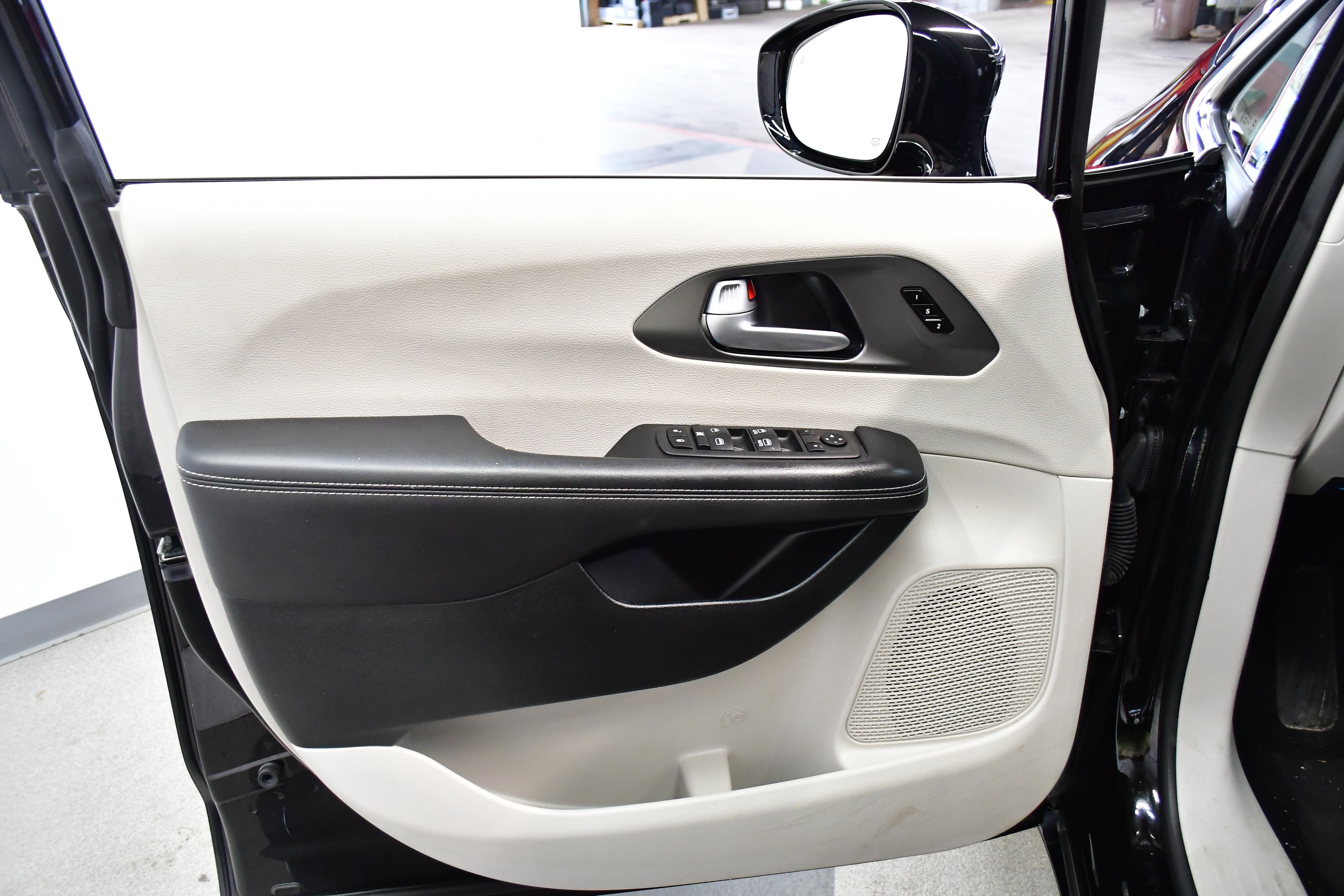 Used 2024 Chrysler Pacifica Touring-L FWD image 18