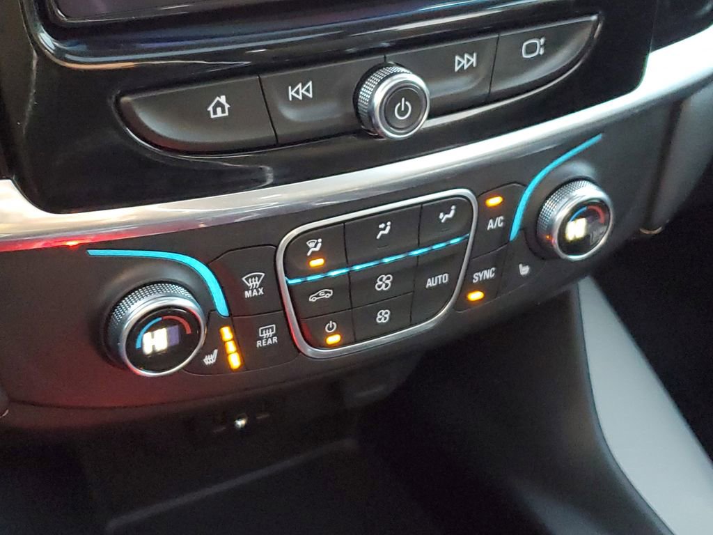 Used 2020 Chevrolet Traverse LT image 19