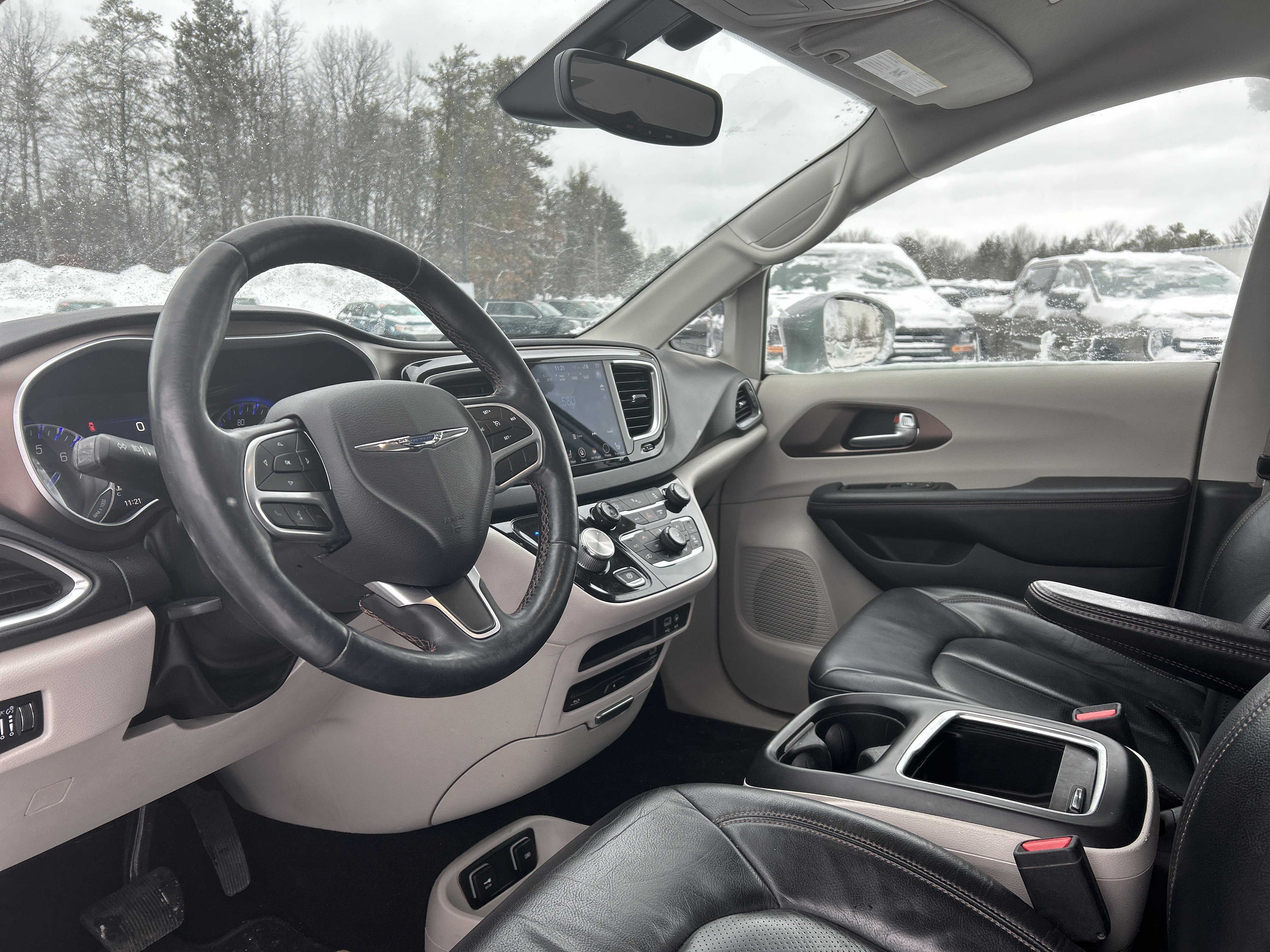 Used 2018 Chrysler Pacifica Touring-L Plus w/ Tire & Wheel Group image 12