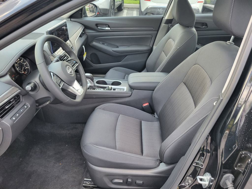 Used 2025 Nissan Altima 2.5 SV w/ SV Premium Package FWD image 13