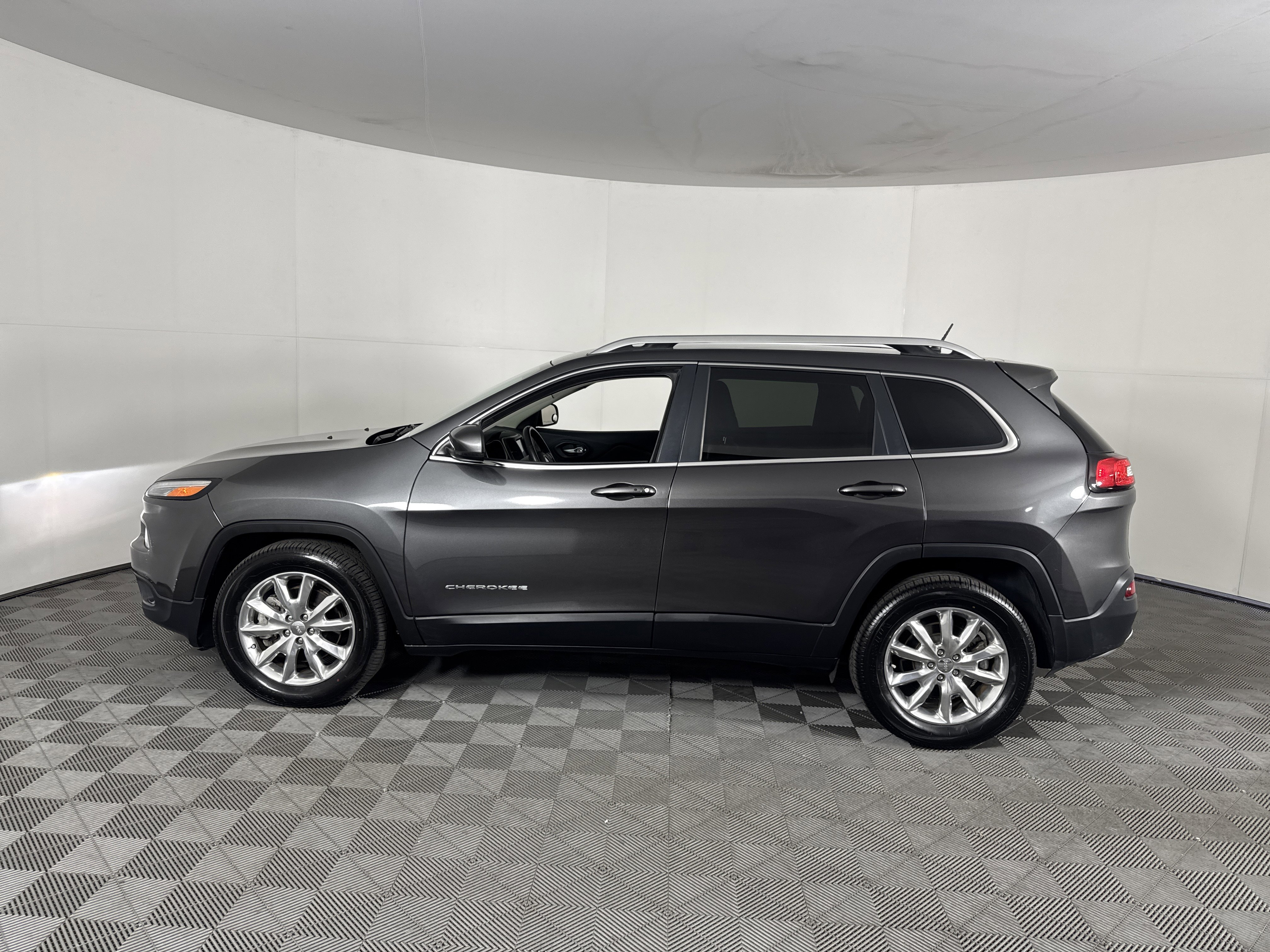 Used 2015 Jeep Cherokee Limited w/ Luxury Group image 7