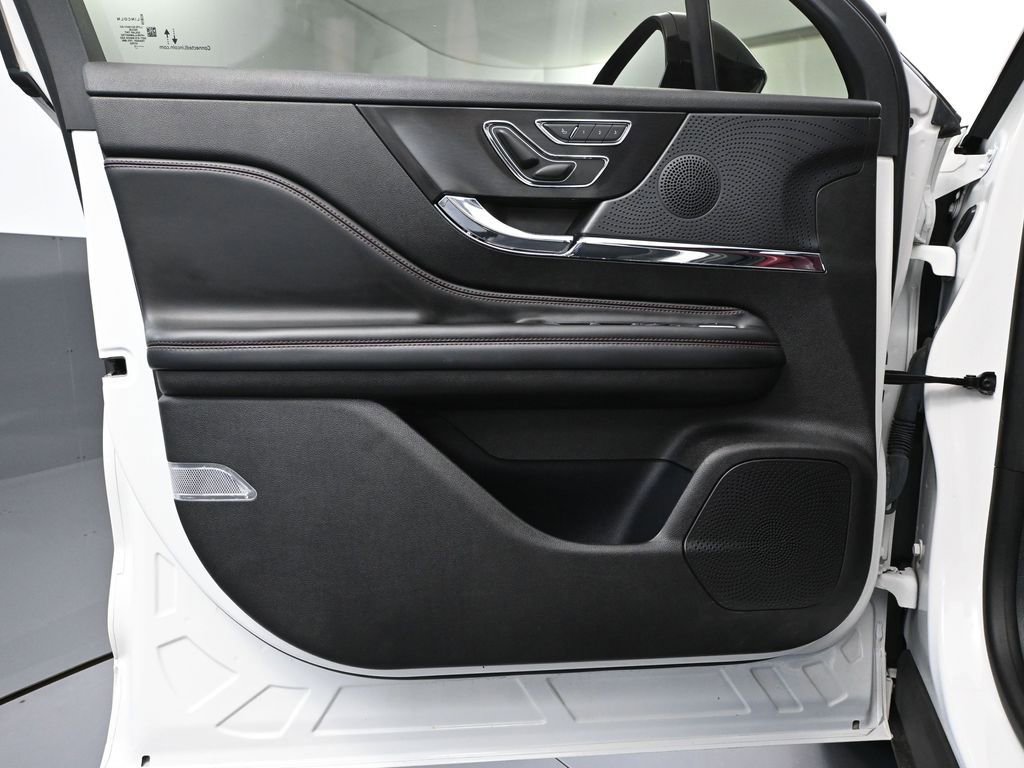 Used 2023 Lincoln Corsair Reserve w/ Jet Appearance Package AWD/4WD image 18