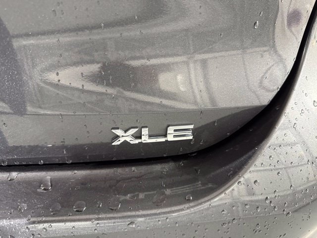 Used 2022 Toyota Highlander XLE AWD/4WD image 10