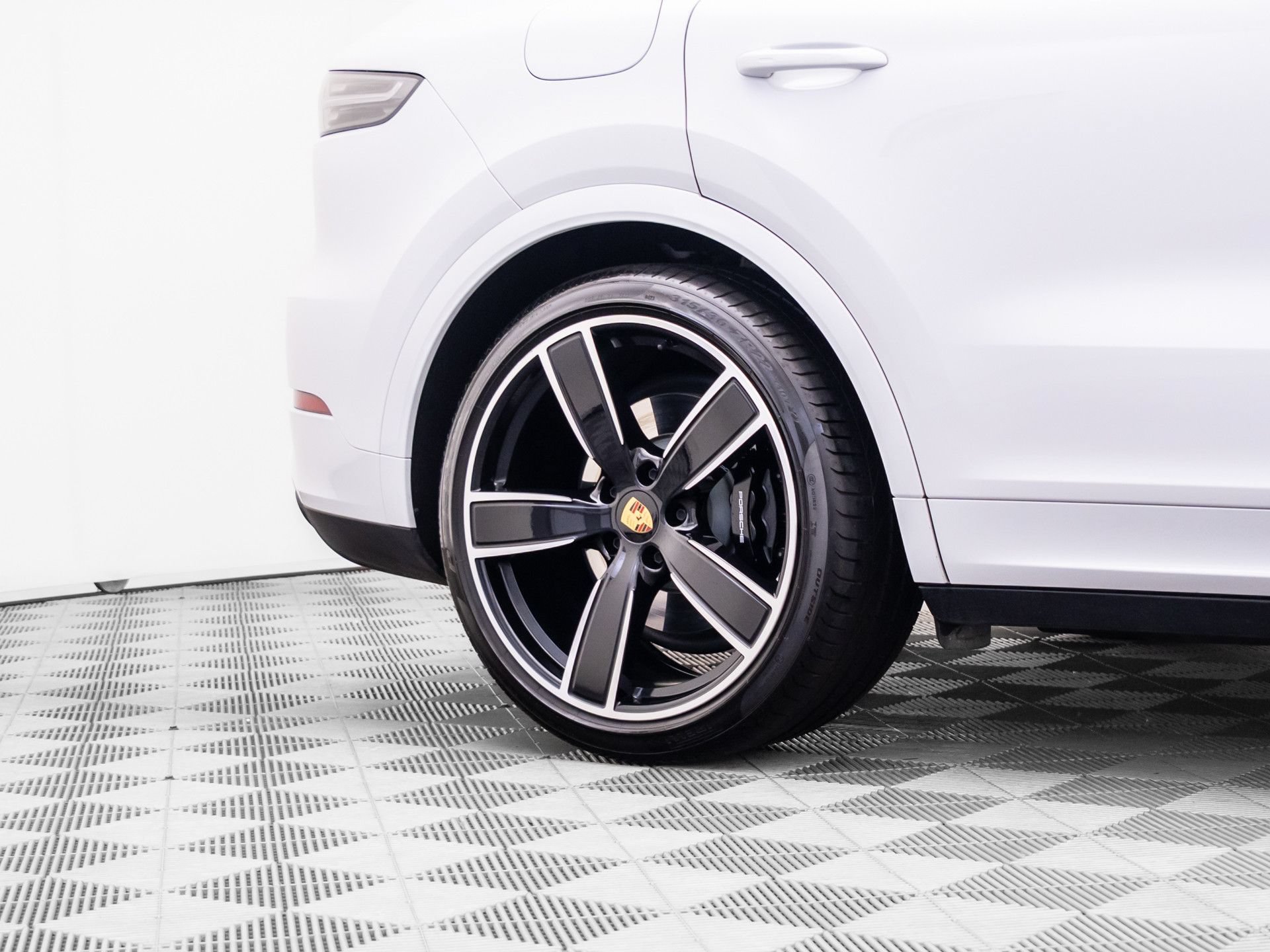 Certified 2023 Porsche Cayenne Turbo AWD/4WD image 42