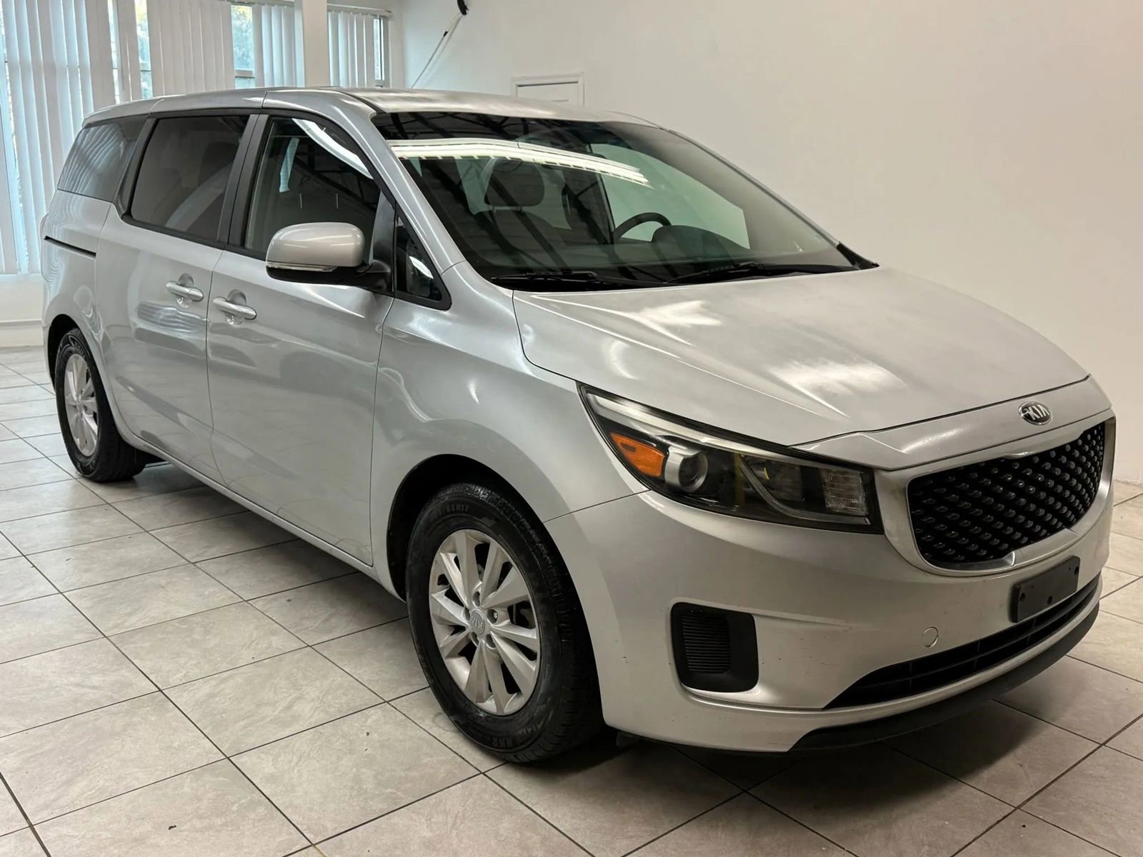 Used 2017 Kia Sedona LX image 1