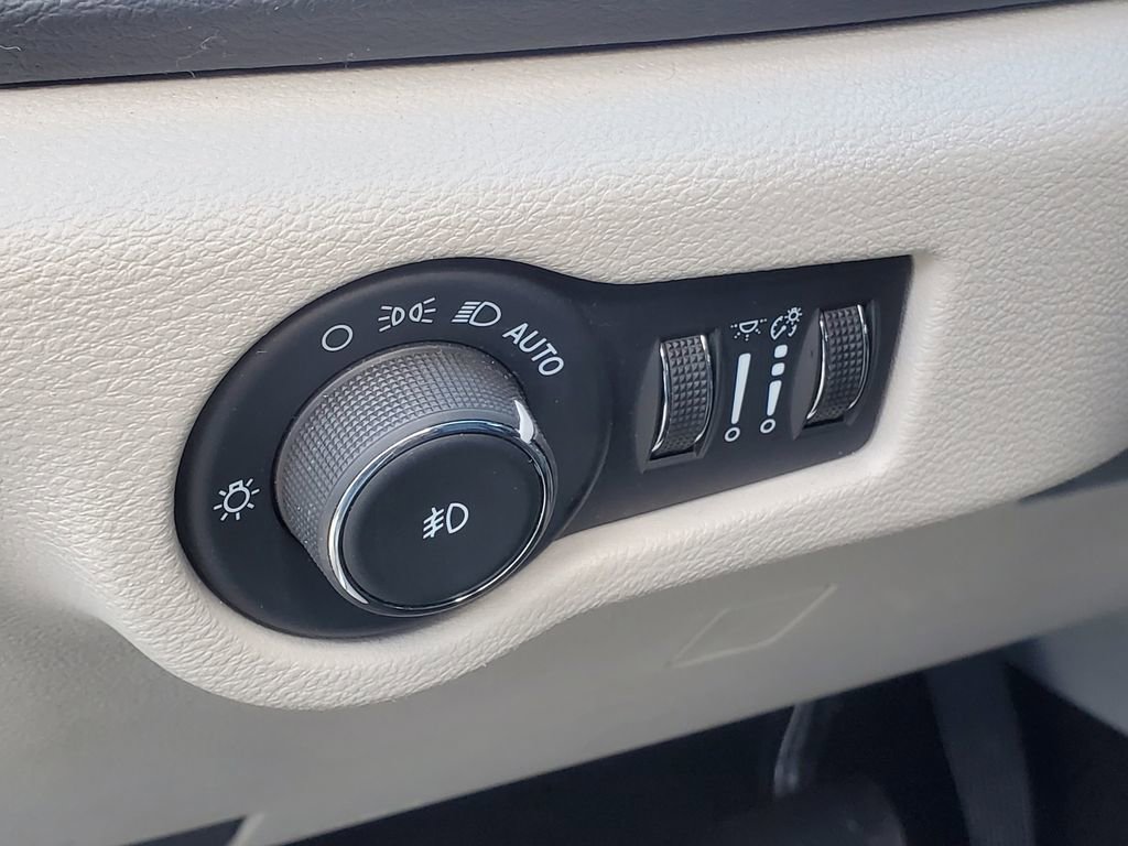 Used 2024 Chrysler Pacifica Touring-L image 17