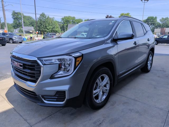 Used 2024 GMC Terrain SLE w/ Driver Convenience Package FWD image 4