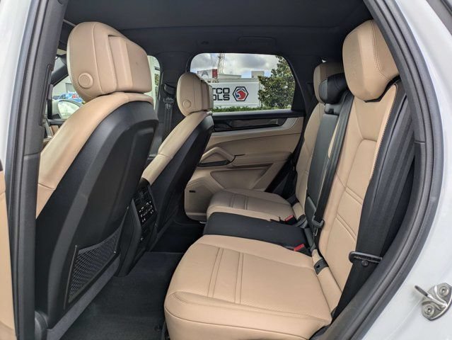 Used 2025 Porsche Cayenne AWD/4WD image 14