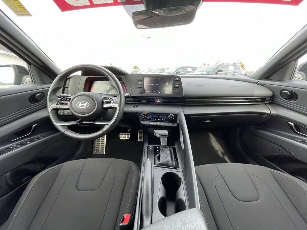 Used 2025 Hyundai Elantra Sport image 28