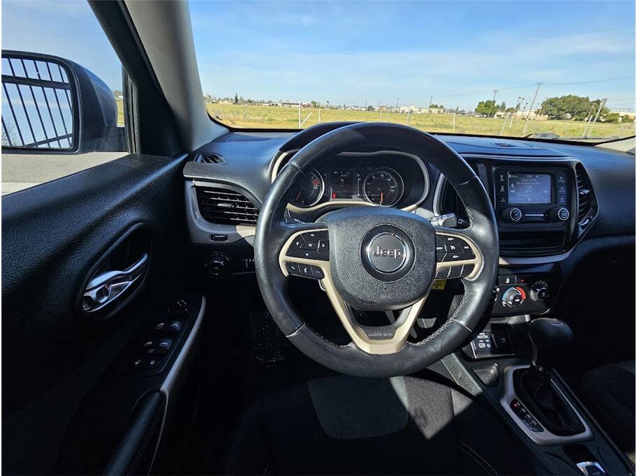 Used 2018 Jeep Cherokee Latitude w/ Altitude Package image 24