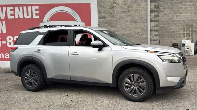 Used 2024 Nissan Pathfinder SV image 4