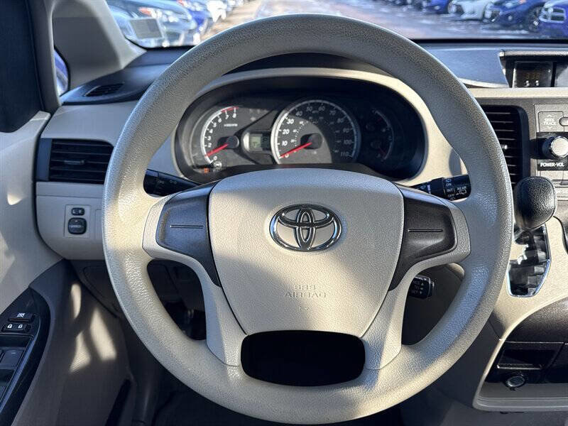 Used 2014 Toyota Sienna L image 22