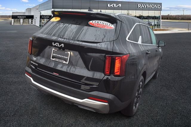 Used 2025 Kia Sorento S image 4