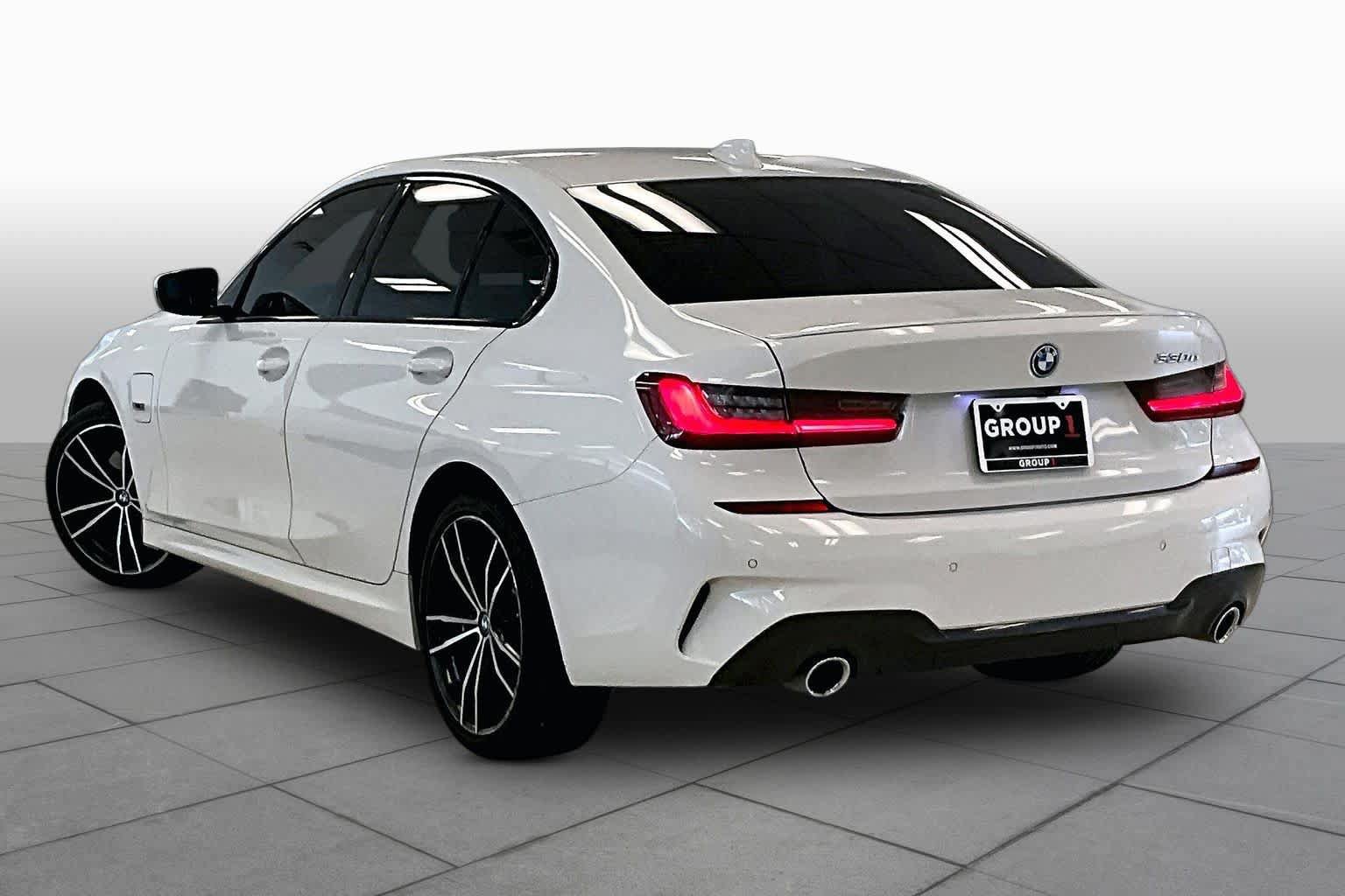 Used 2022 BMW 330e w/ M Sport Package RWD image 11