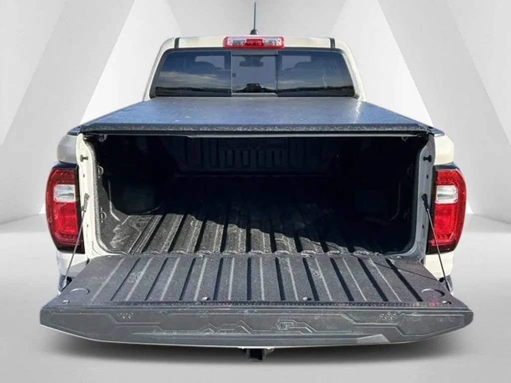 New 2026 GMC Canyon Elevation w/ LPO, Black Badging Package RWD image 35