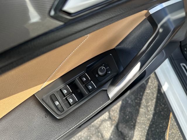 Used 2023 Volkswagen Tiguan SE R-Line image 11