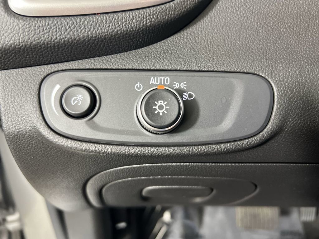 Used 2022 Chevrolet Trax LT w/ LT Convenience Package image 18