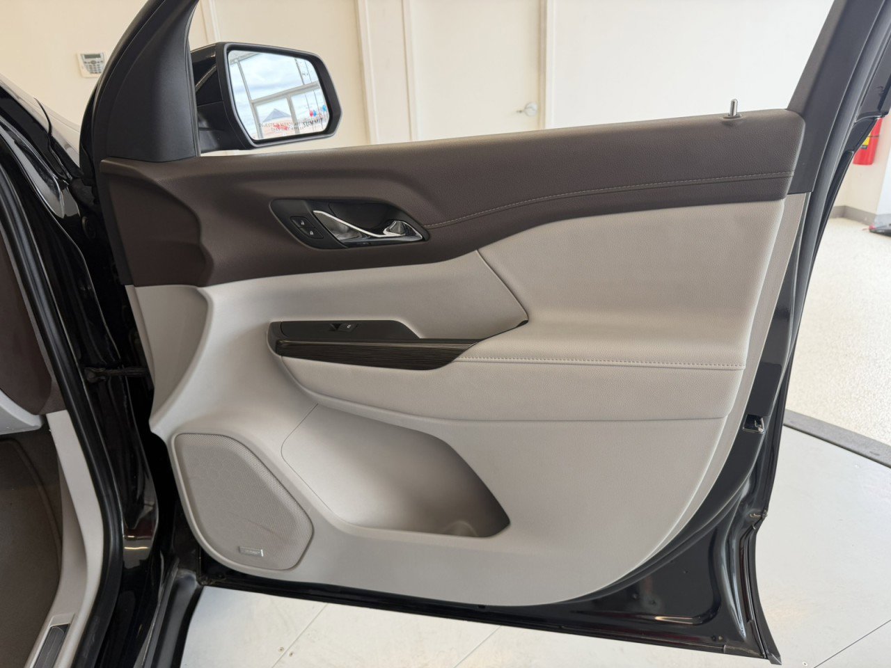 Used 2023 GMC Acadia SLT image 33