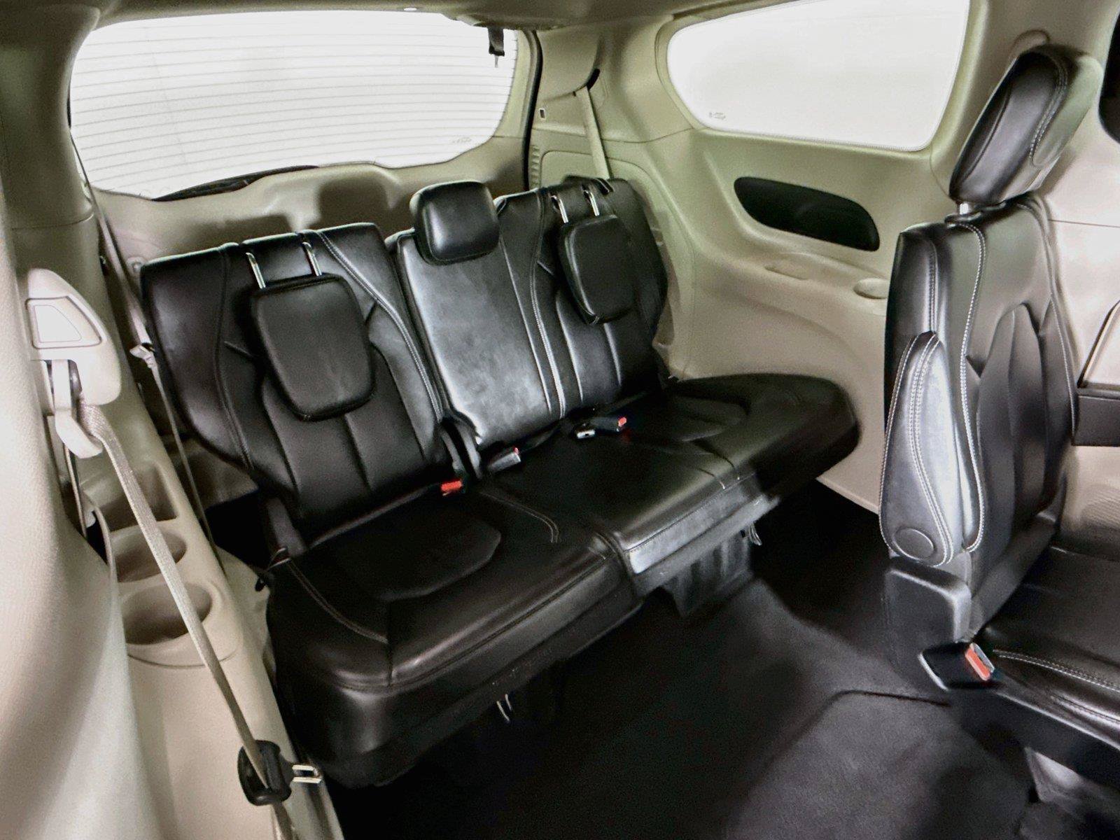 Used 2024 Chrysler Pacifica Touring-L FWD image 26