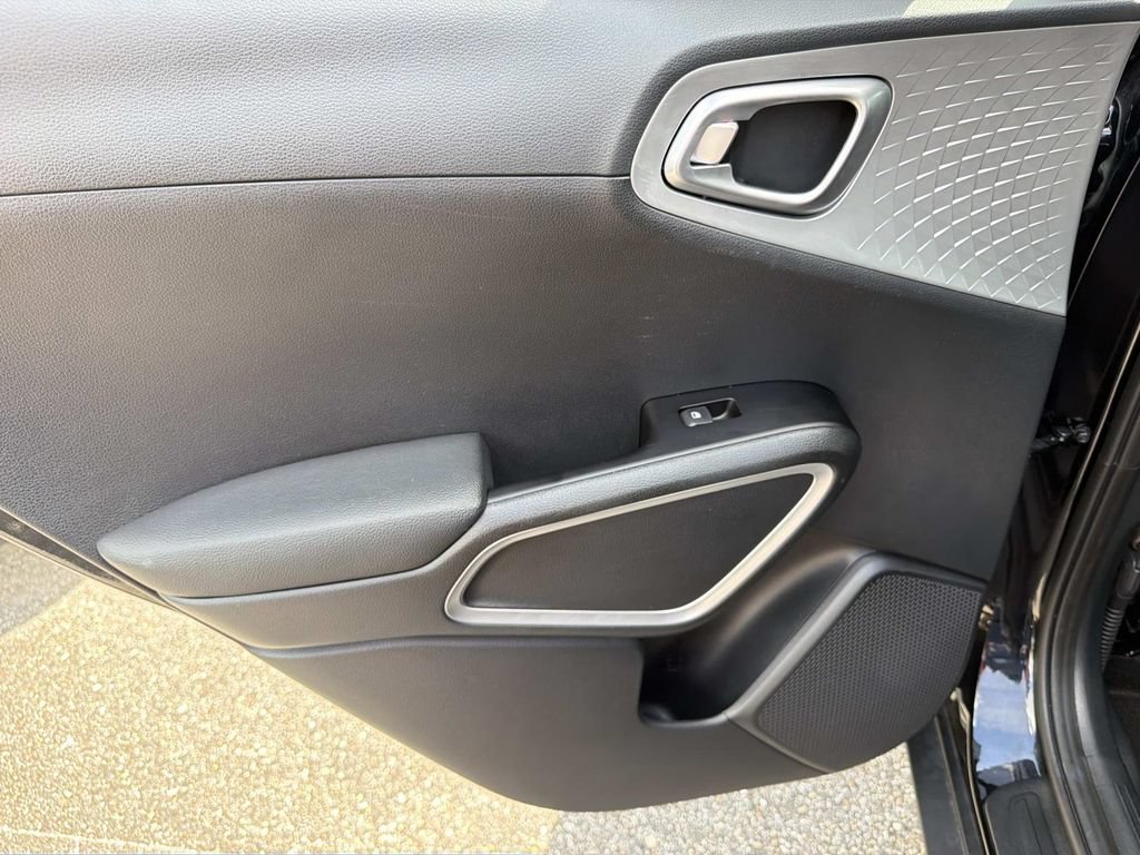 Used 2025 Kia Soul LX w/ LX Technology Package FWD image 16