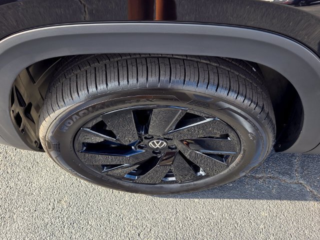 New 2026 Volkswagen Atlas Cross Sport SE FWD image 17