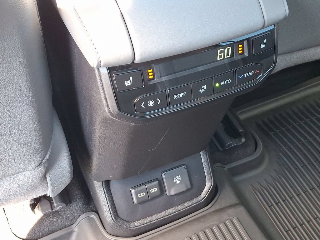 Used 2025 Toyota Highlander Platinum AWD/4WD image 11