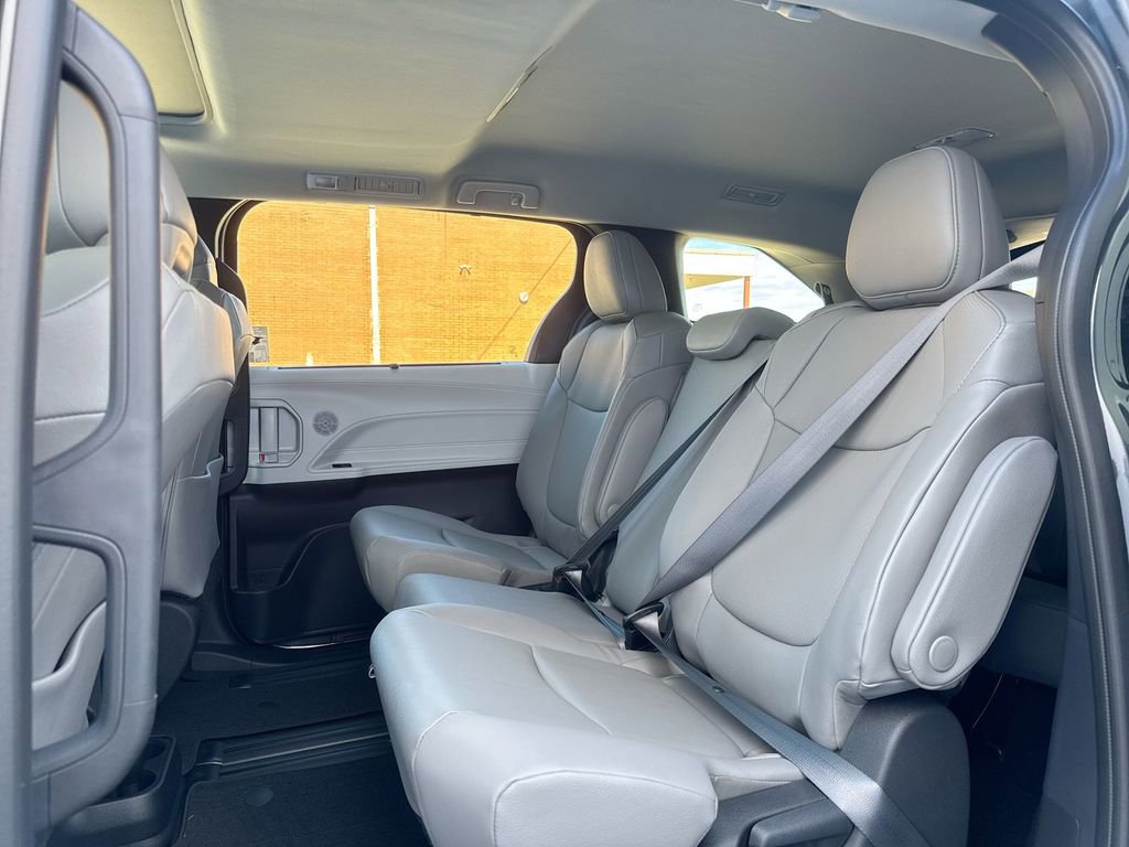 Used 2025 Toyota Sienna XLE FWD image 29