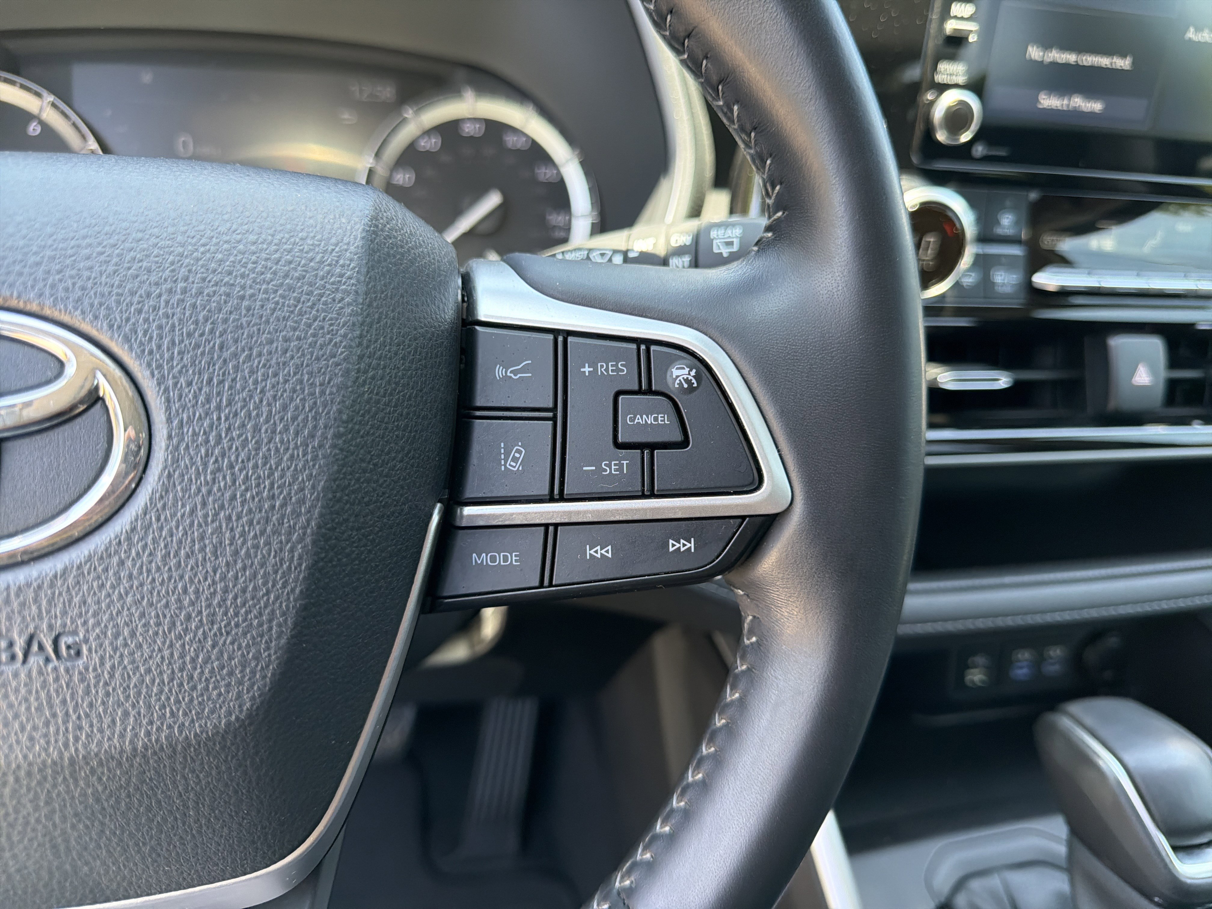 Used 2022 Toyota Highlander XLE FWD image 26