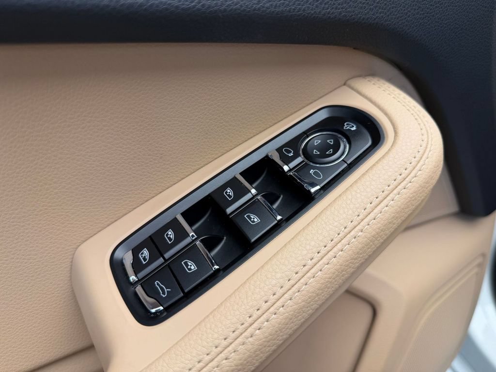 Certified 2024 Porsche Macan S AWD/4WD image 20