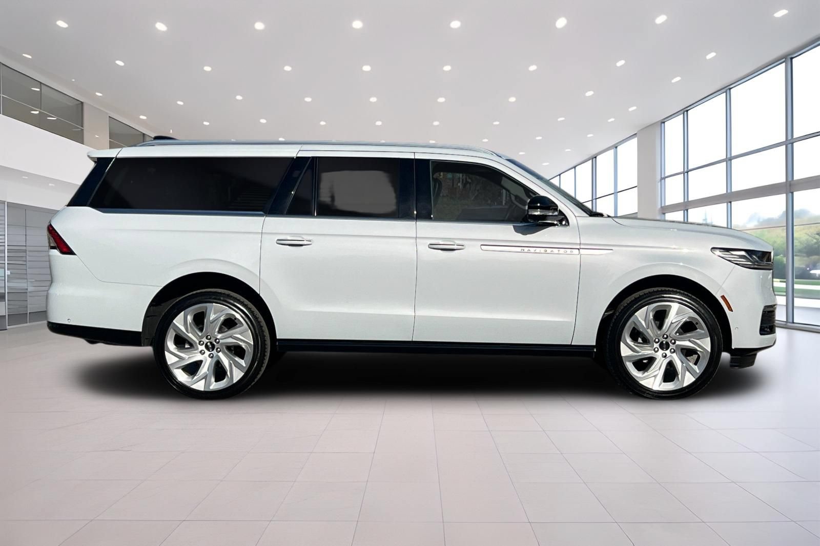 Certified 2025 Lincoln Navigator L Reserve AWD/4WD image 3